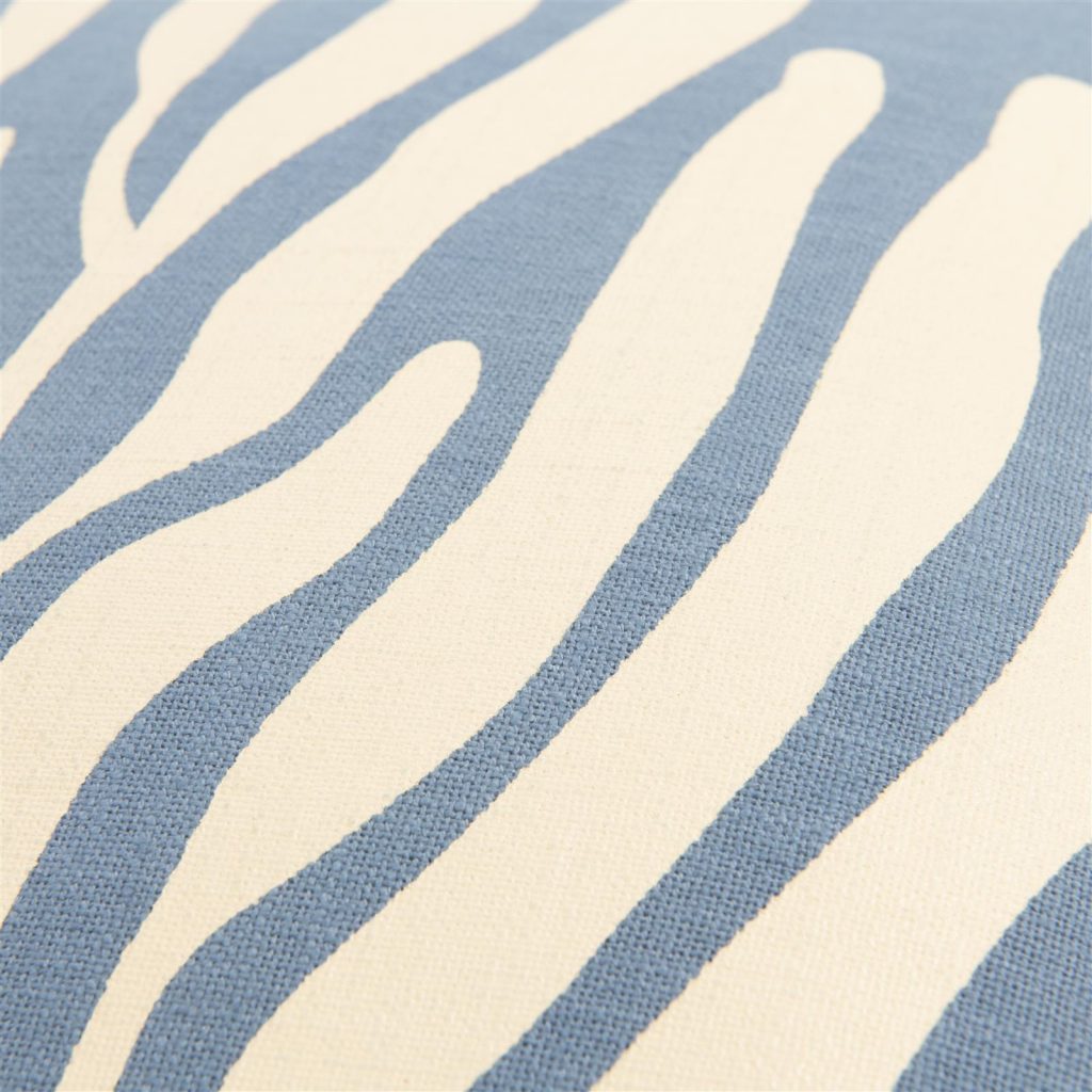 coussin bleu avec imprimer aquatique