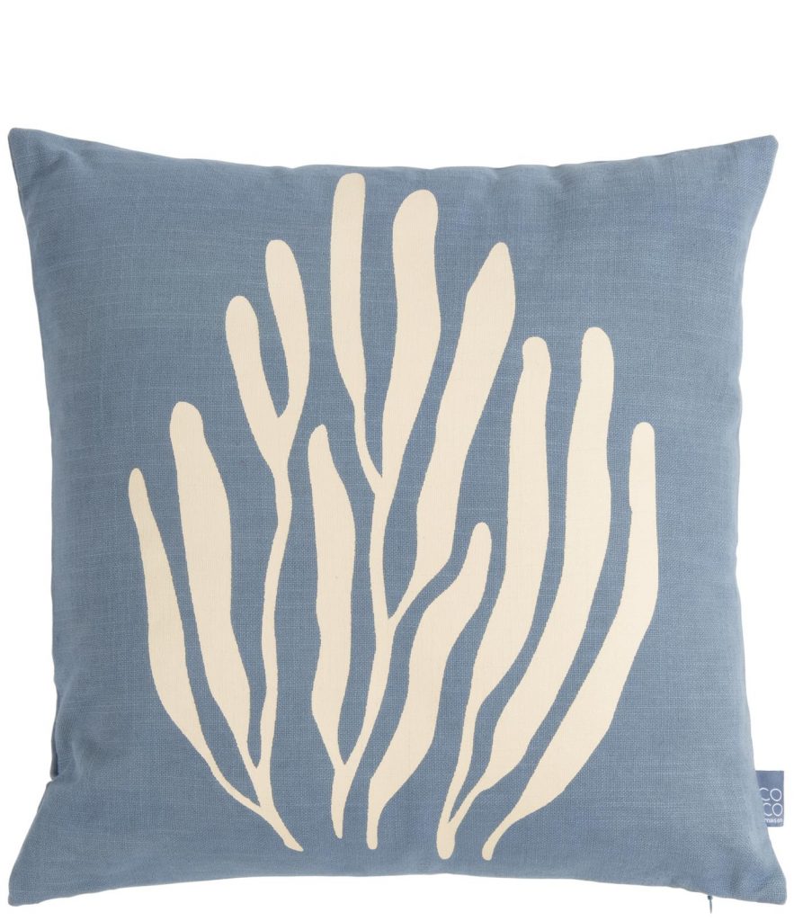 coussin bleu avec imprimer aquatique