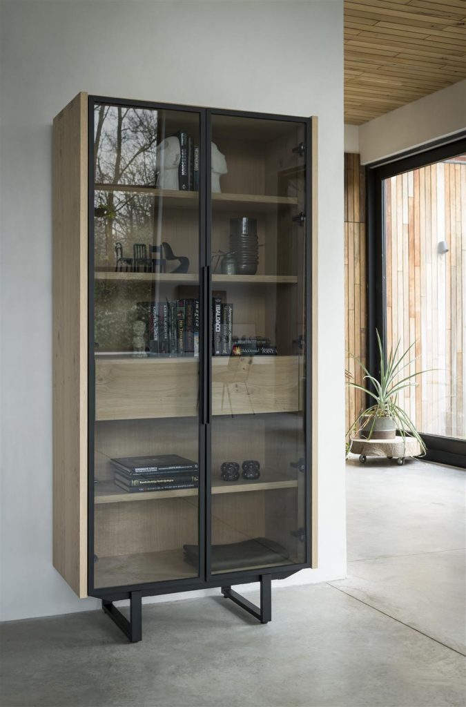 Vitrine moderne et chaleureuse vitres teintées et bois de chêne naturel