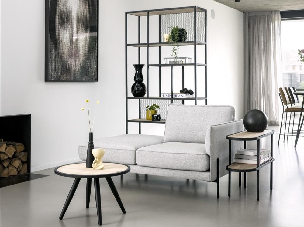 Petit salon moderne et minimaliste avec une méridienne grise.