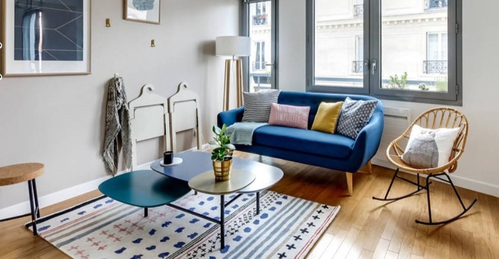 Petit salon scandinave avec canapé bleu 
